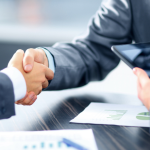 Alex Nabuco dos Santos apresenta as vantagens e cuidados ao acessar linhas de crédito internacionais para investimentos imobiliários.