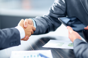 Alex Nabuco dos Santos apresenta as vantagens e cuidados ao acessar linhas de crédito internacionais para investimentos imobiliários.