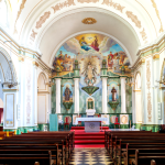 Maria como Mãe da Igreja é apresentada como guia materno que conduz os fiéis no caminho da fé, em reflexão de Jose Eduardo De Oliveira e Silva.